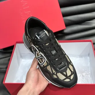 Valentino VLTN Runner Tênis Lifestyle Monogram Preto e Bege