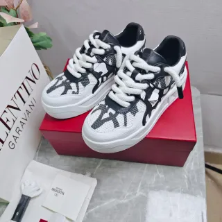 Valentino tênis lifestyle branco e preto com sola de plataforma chunky, painéis de malha e couro