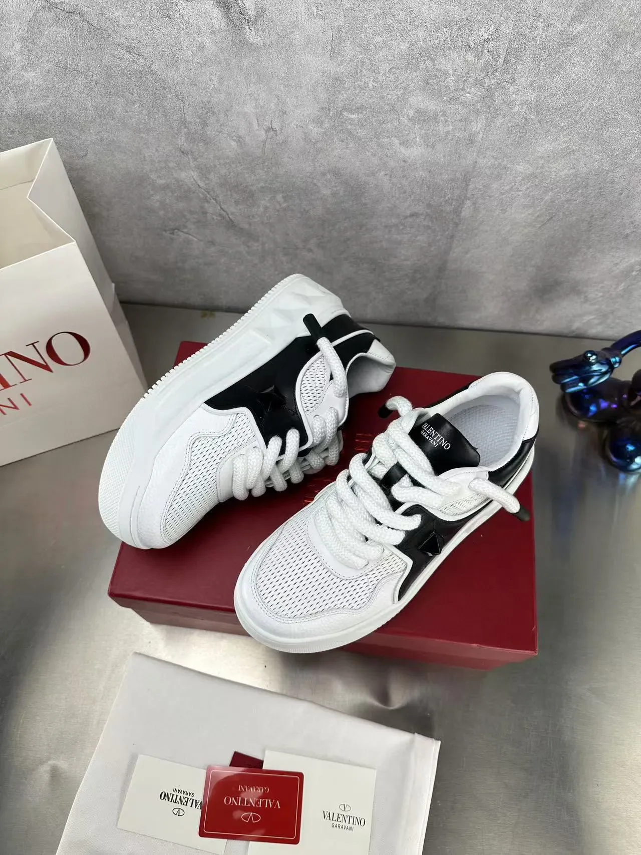 Valentino Blanco Negro Malla Perforada Superior Cubiertas Laterales Sneakers Lifestyle 2