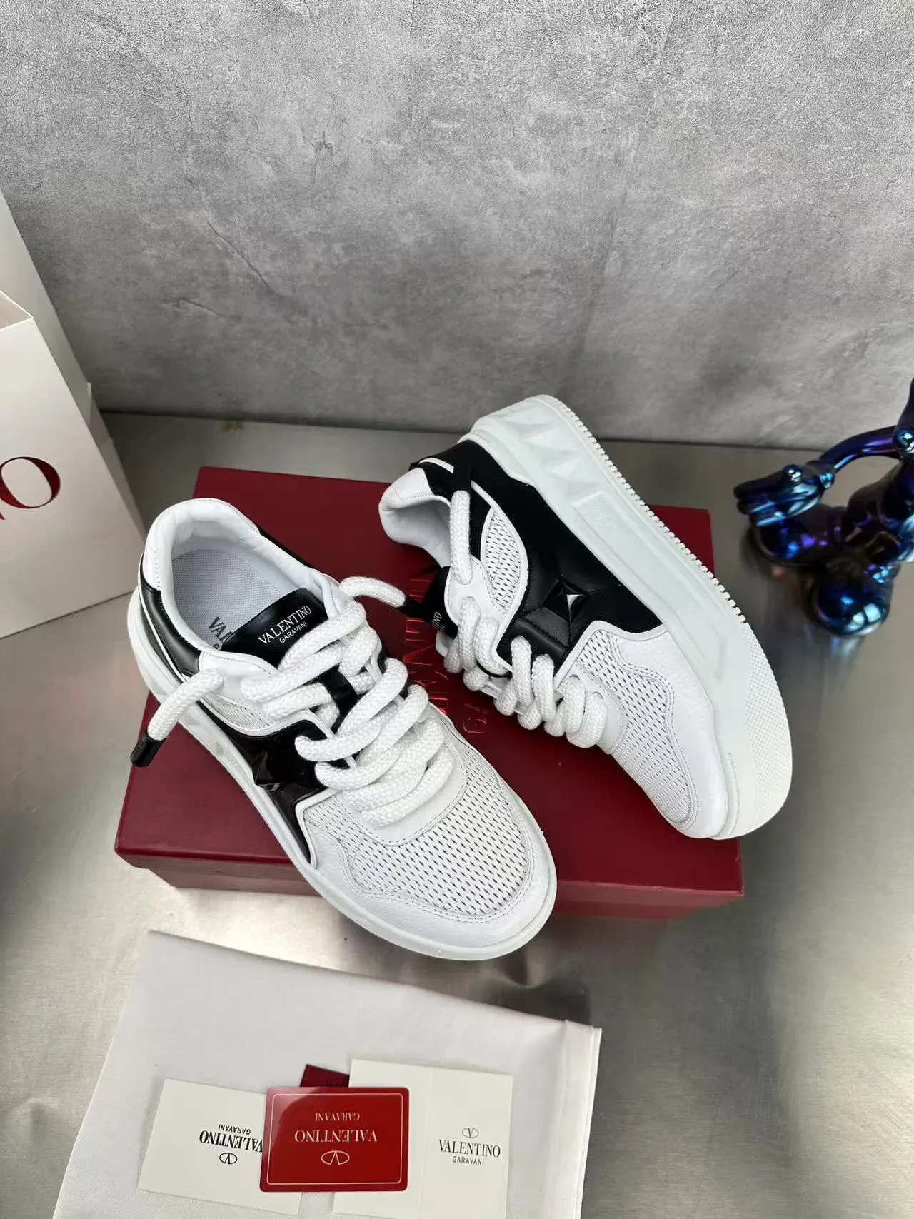 Valentino Blanco Negro Malla Perforada Superior Cubiertas Laterales Sneakers Lifestyle 3
