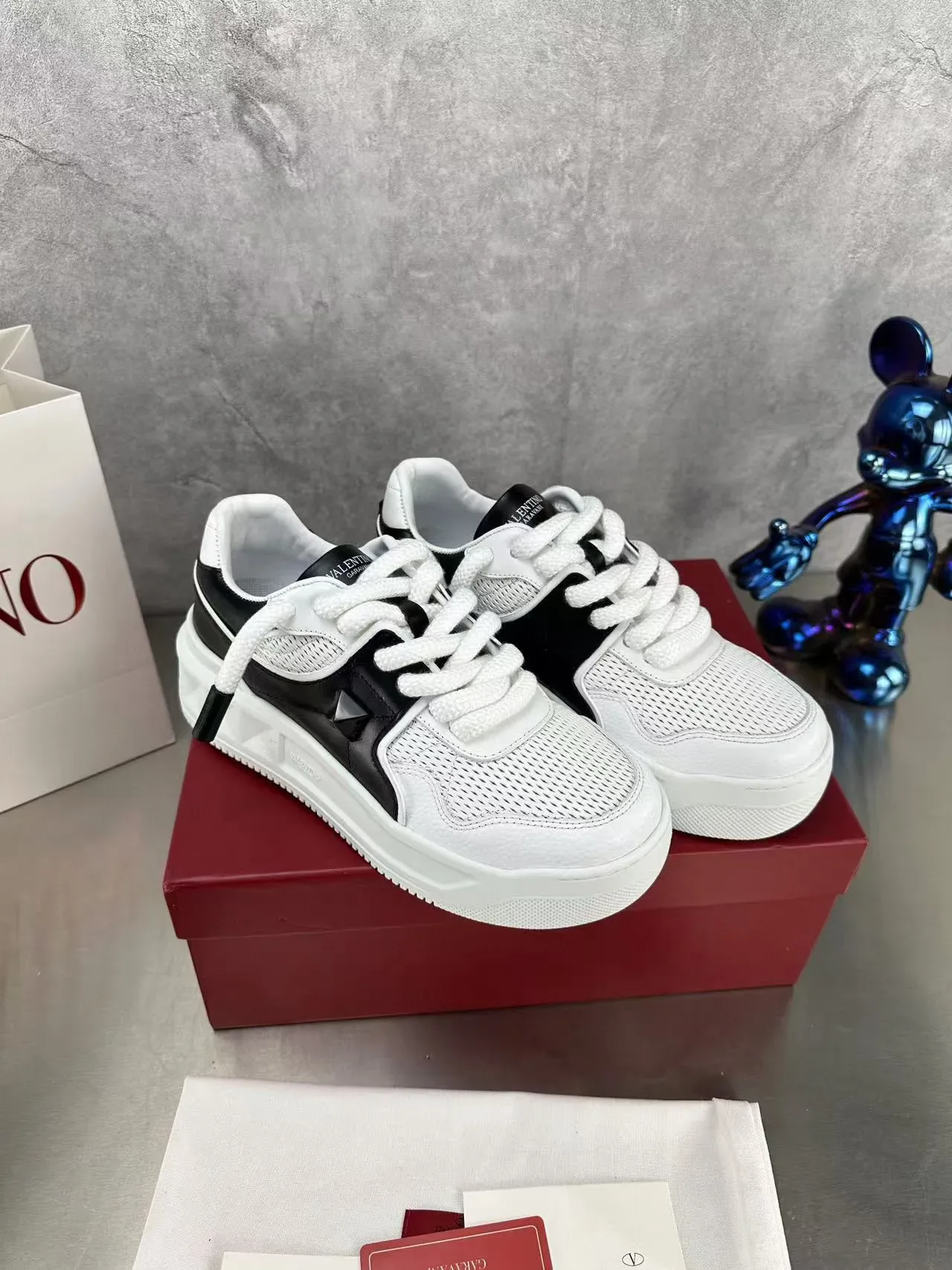 Valentino Blanco Negro Malla Perforada Superior Cubiertas Laterales Sneakers Lifestyle 4