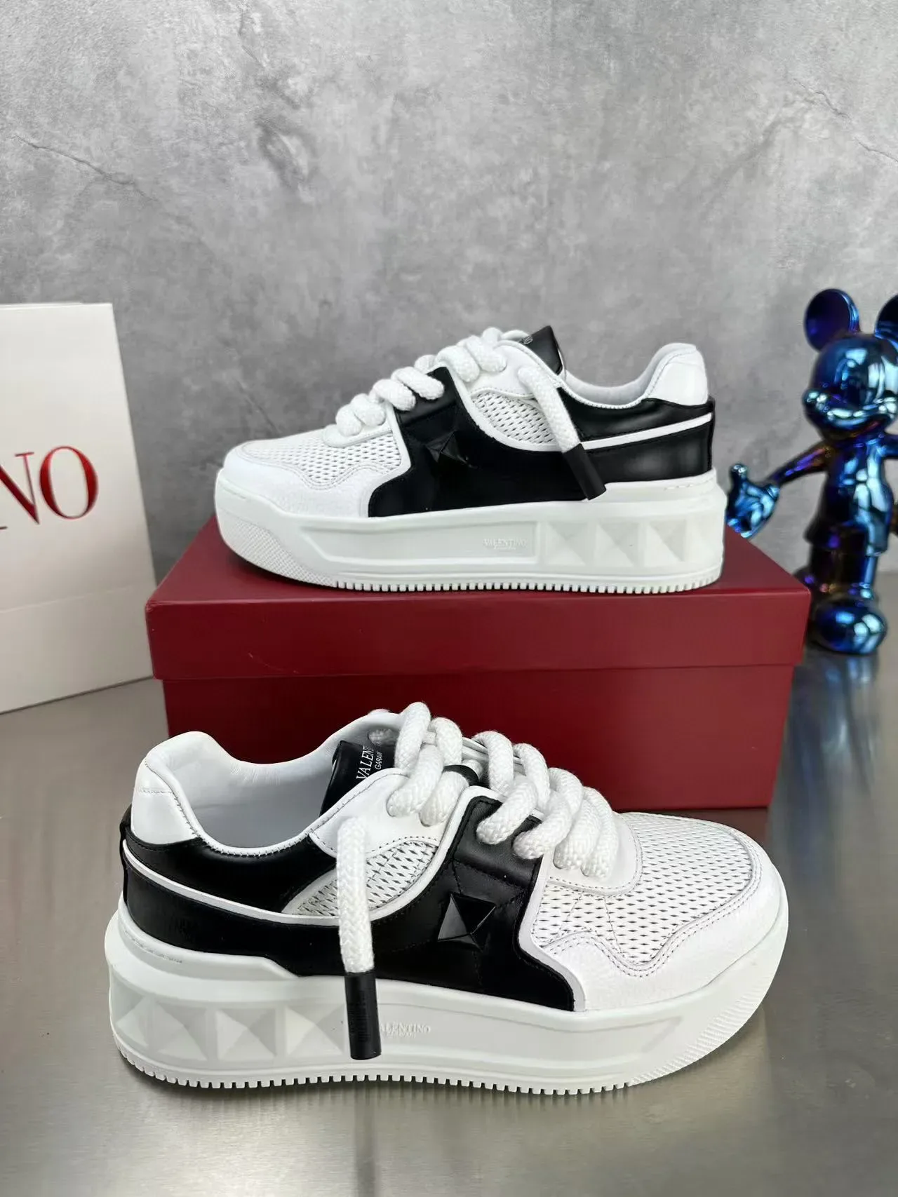 Valentino Blanco Negro Malla Perforada Superior Cubiertas Laterales Sneakers Lifestyle 6