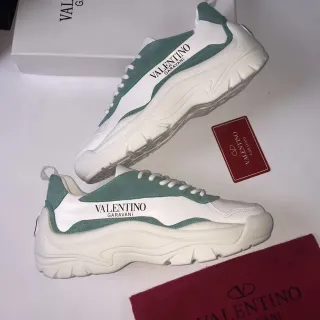 Valentino সাদা সবুজ সুয়েড এবং চামড়া প্যানেল নির্মাণ চাঙ্কি স্নিকার