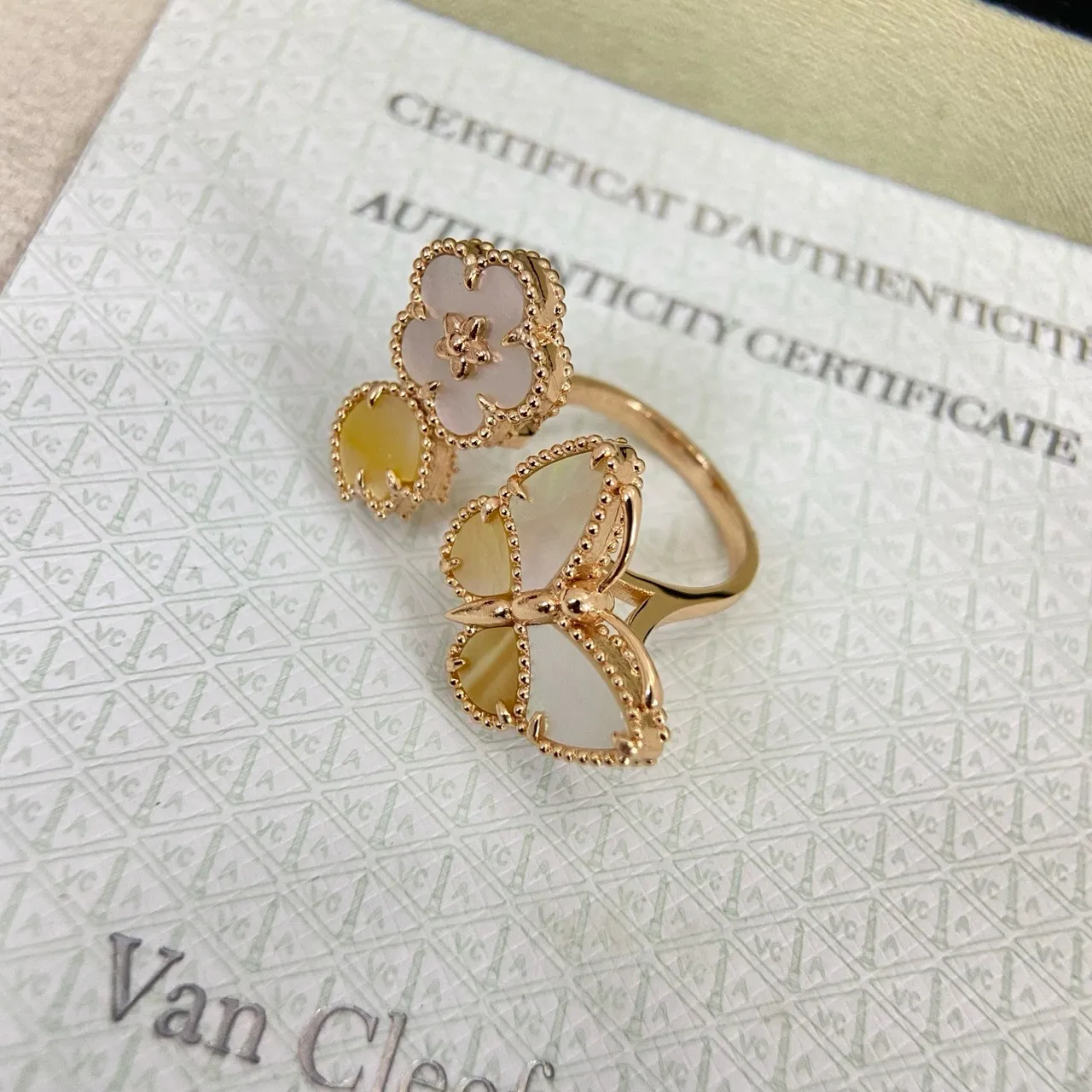Van Cleef & Arpels Alhambra e Butterfly madrepérola anéis 2