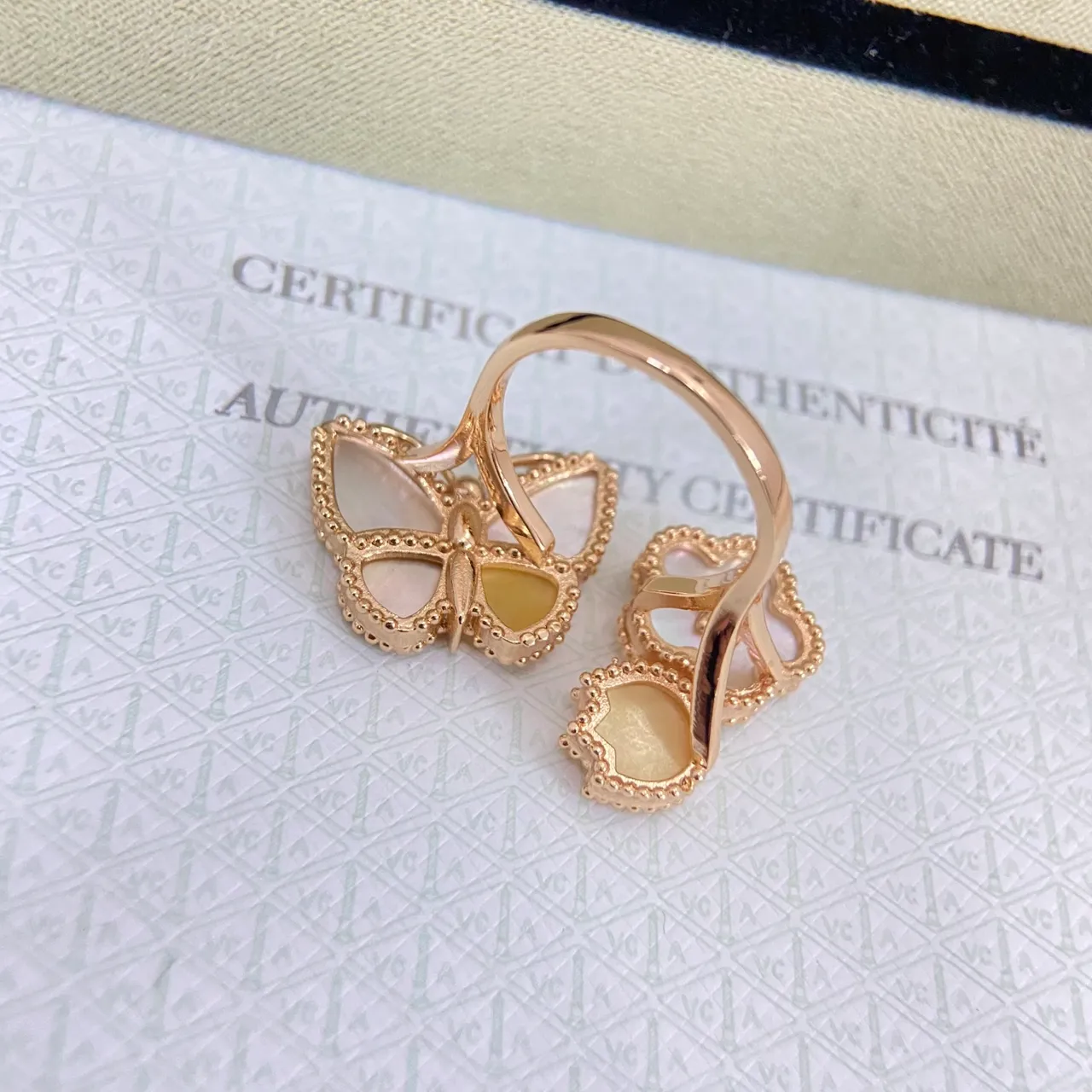 Van Cleef & Arpels Alhambra e Butterfly madrepérola anéis 3