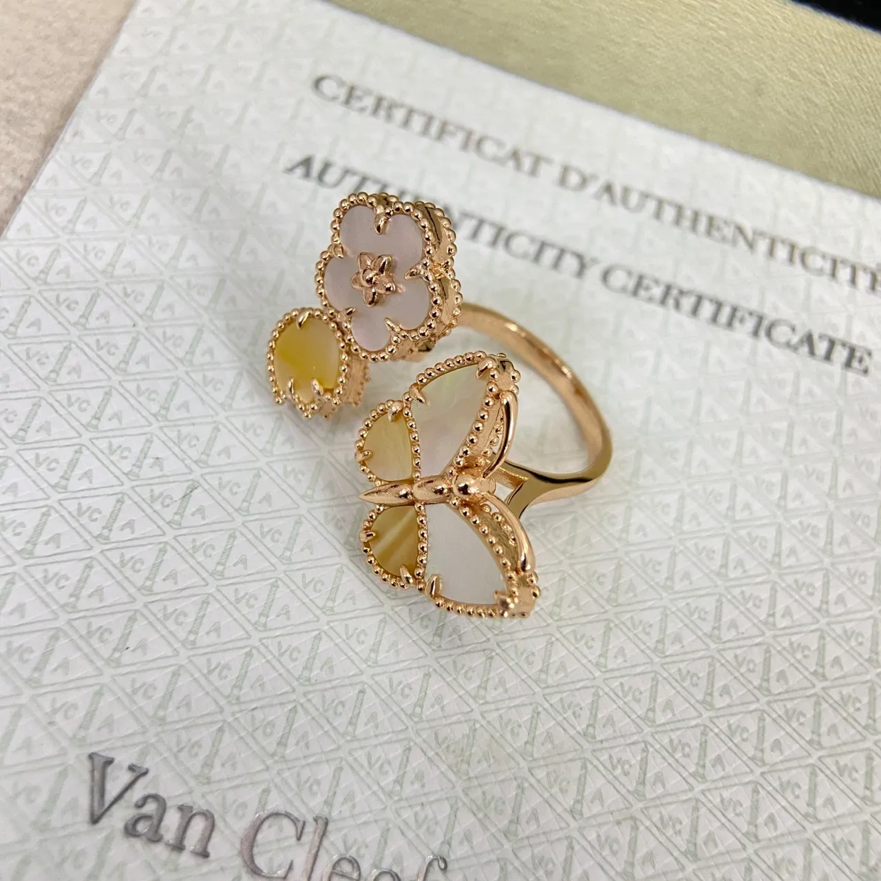 Van Cleef & Arpels Alhambra e Butterfly madrepérola anéis 4
