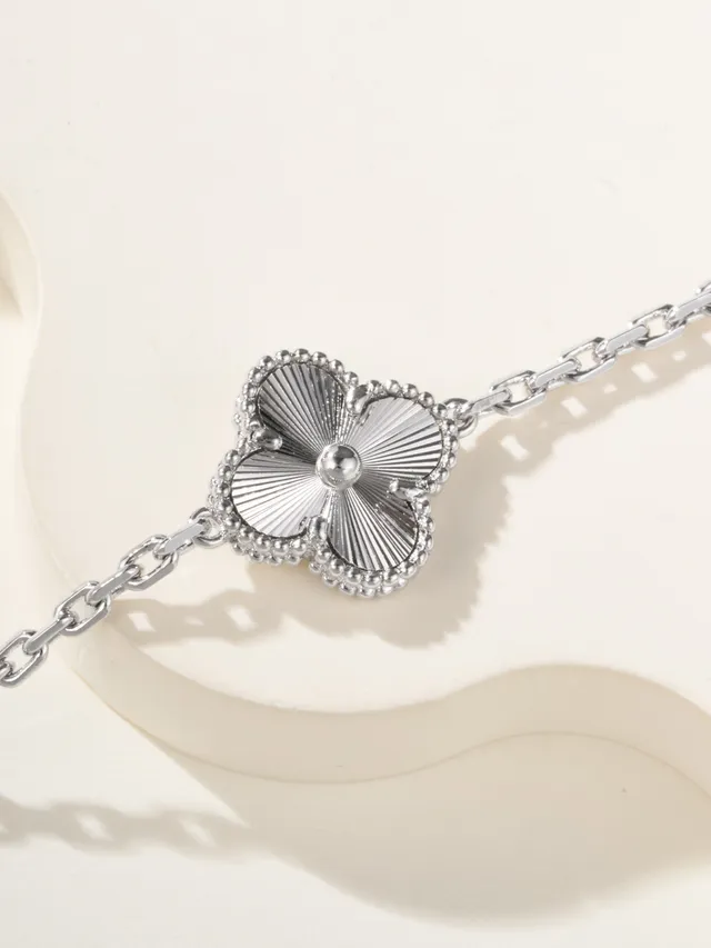 Van Cleef & Arpels Alhambra Cinq motifs émail bleu et bracelet argent 2