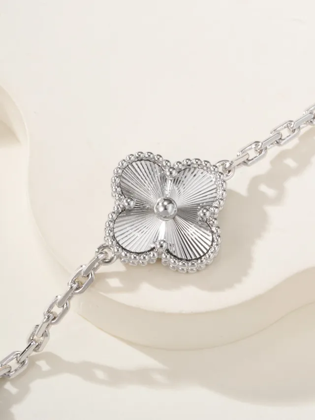 Van Cleef & Arpels Alhambra Cinq motifs émail bleu et bracelet argent 3