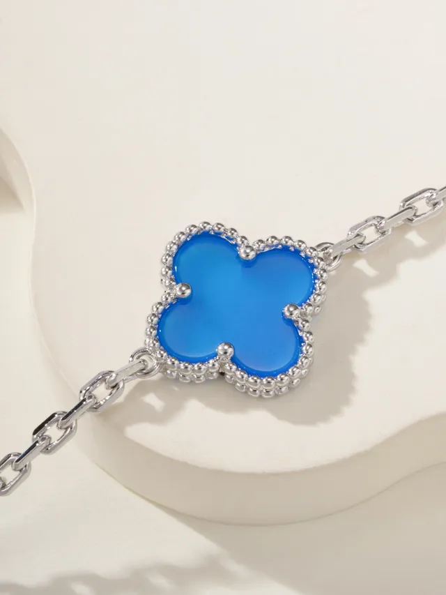 Van Cleef & Arpels Alhambra Cinq motifs émail bleu et bracelet argent 4