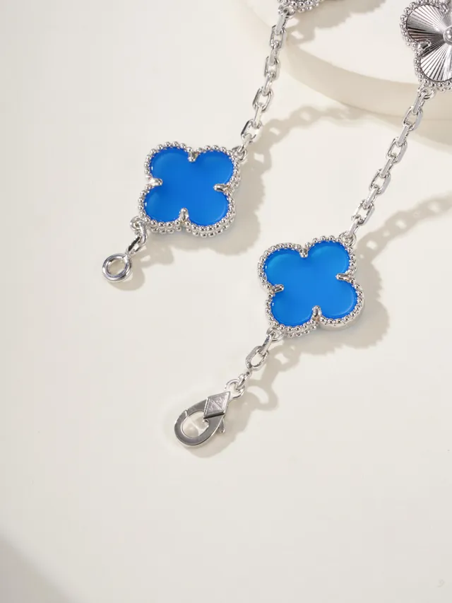 Van Cleef & Arpels Alhambra Cinq motifs émail bleu et bracelet argent 6