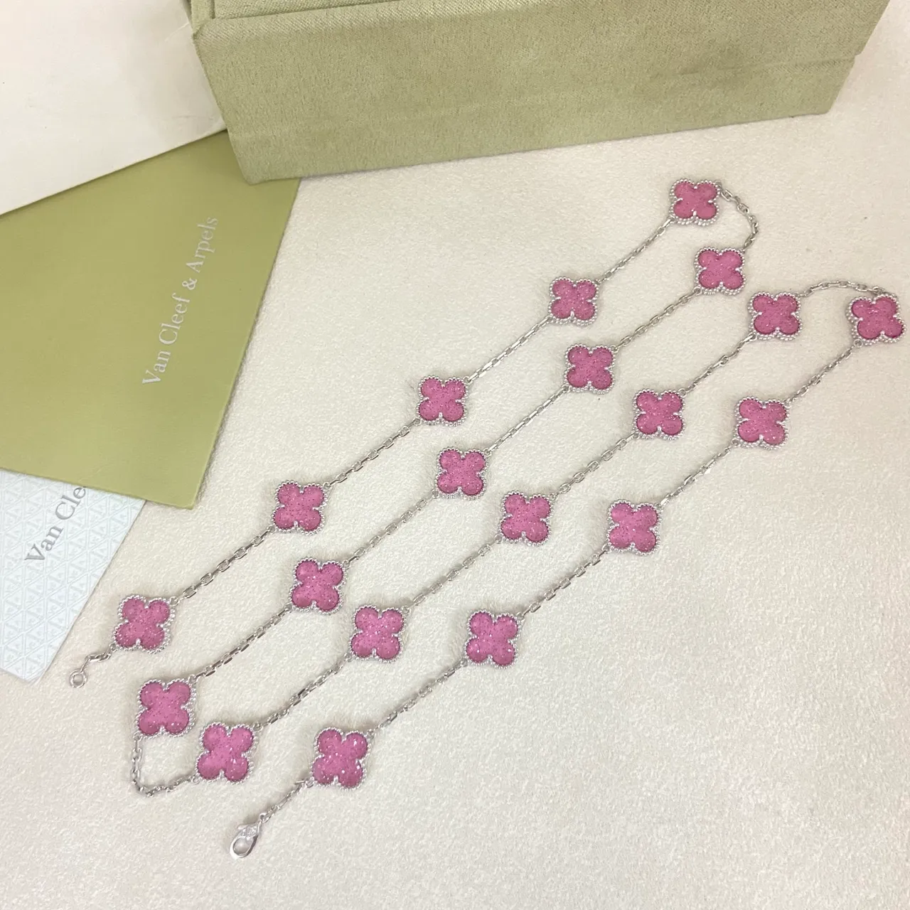 Van Cleef & Arpels Alhambra Collar de Cadena de Esmalte Rosa Trébol de Cuatro Hojas 2