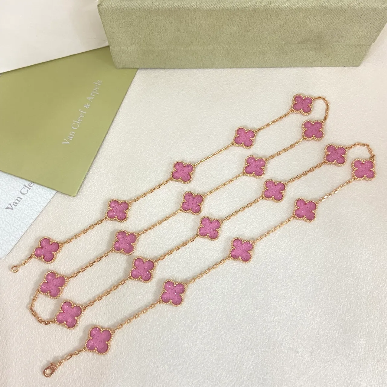 Van Cleef & Arpels Alhambra Collar de Cadena de Esmalte Rosa Trébol de Cuatro Hojas 3