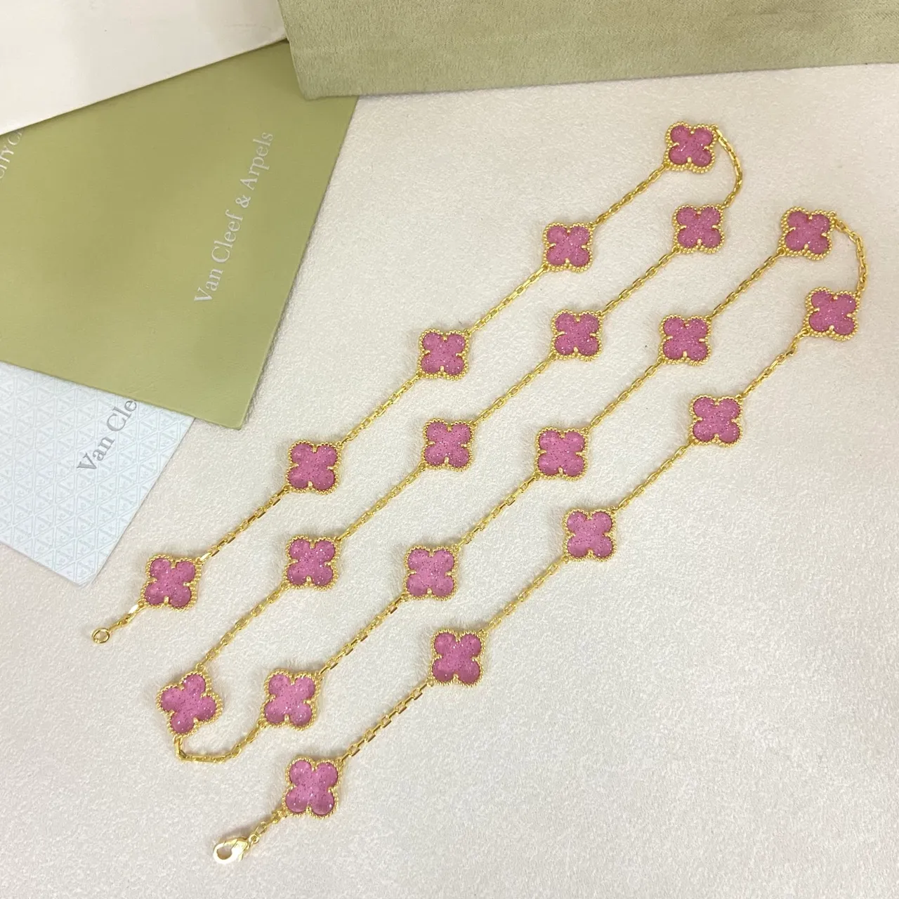 Van Cleef & Arpels Alhambra Collar de Cadena de Esmalte Rosa Trébol de Cuatro Hojas 4