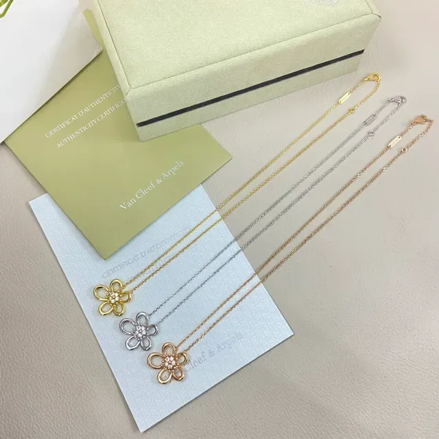 Van Cleef & Arpels Alhambra Collier pendentif floral à cinq pétales 2