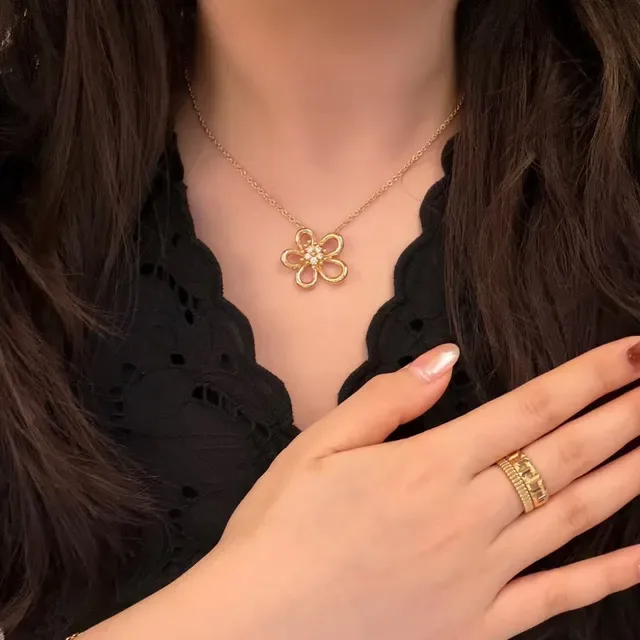 Van Cleef & Arpels Alhambra Collier pendentif floral à cinq pétales 3