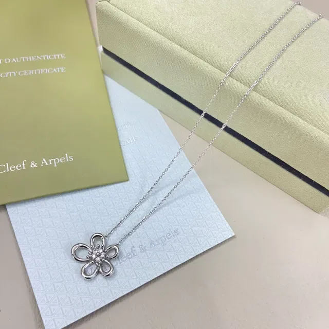 Van Cleef & Arpels Alhambra Collier pendentif floral à cinq pétales 4