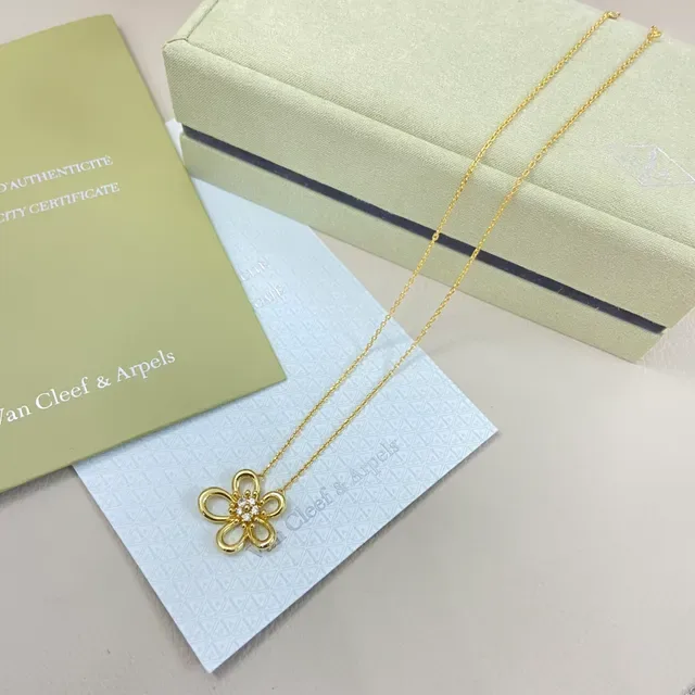 Van Cleef & Arpels Alhambra Collier pendentif floral à cinq pétales 6