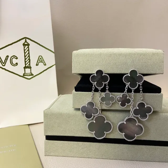 Van Cleef & Arpels Alhambra মাদার অফ পার্ল এবং গোল্ড টোন লটকন্ত কানের দুল 4
