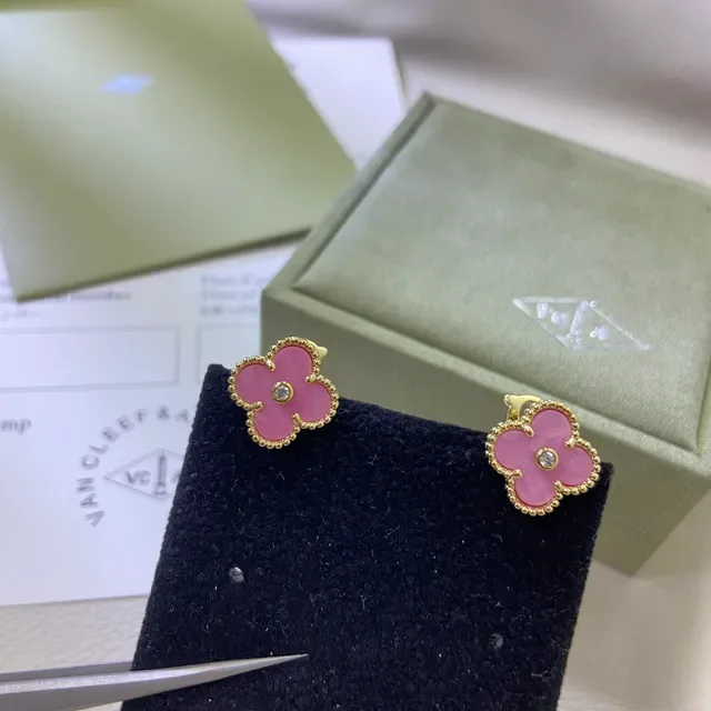 Van Cleef & Arpels Alhambra गुलाबी एनामेल सोने की मोती क्लोवर कान की मूंगफली 2