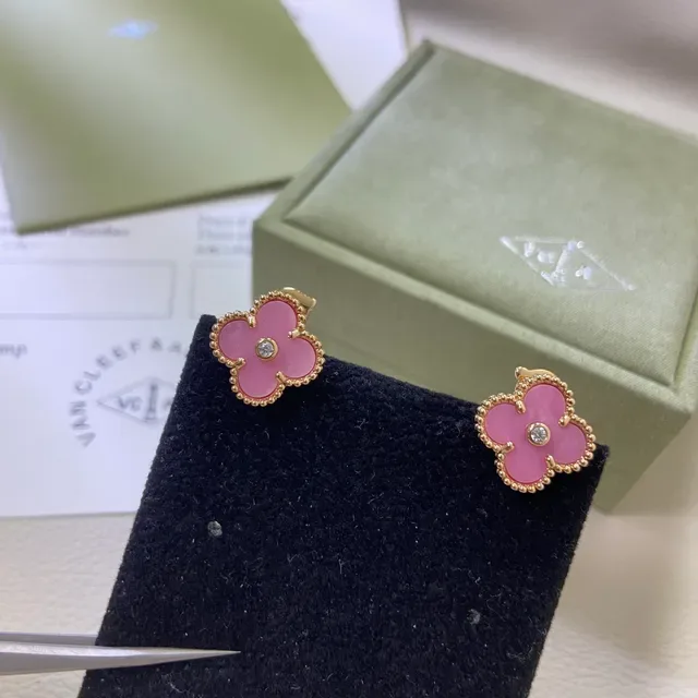 Van Cleef & Arpels Alhambra गुलाबी एनामेल सोने की मोती क्लोवर कान की मूंगफली 3