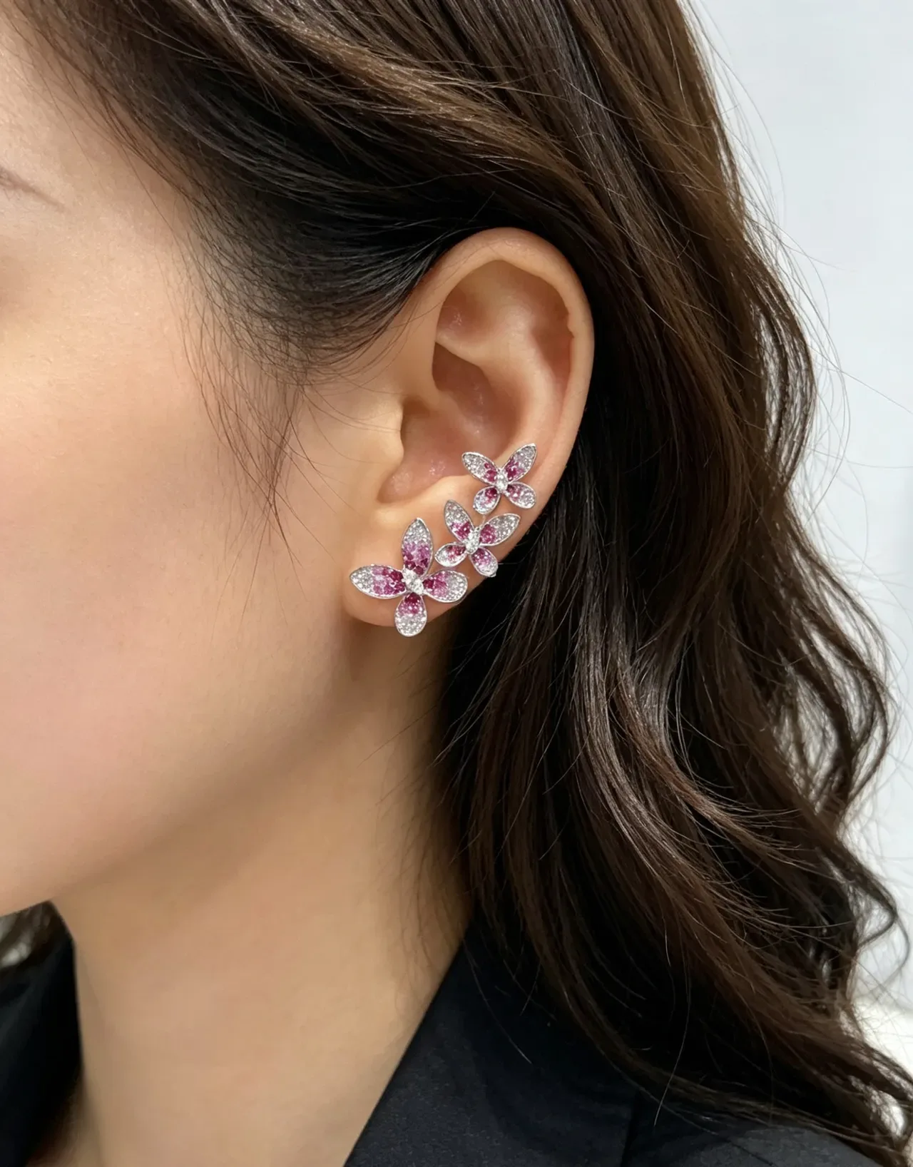 Van Cleef & Arpels Frivole গোলাপি ও সাদা ফুলের ক্লাস্টার ইয়াররিং 2