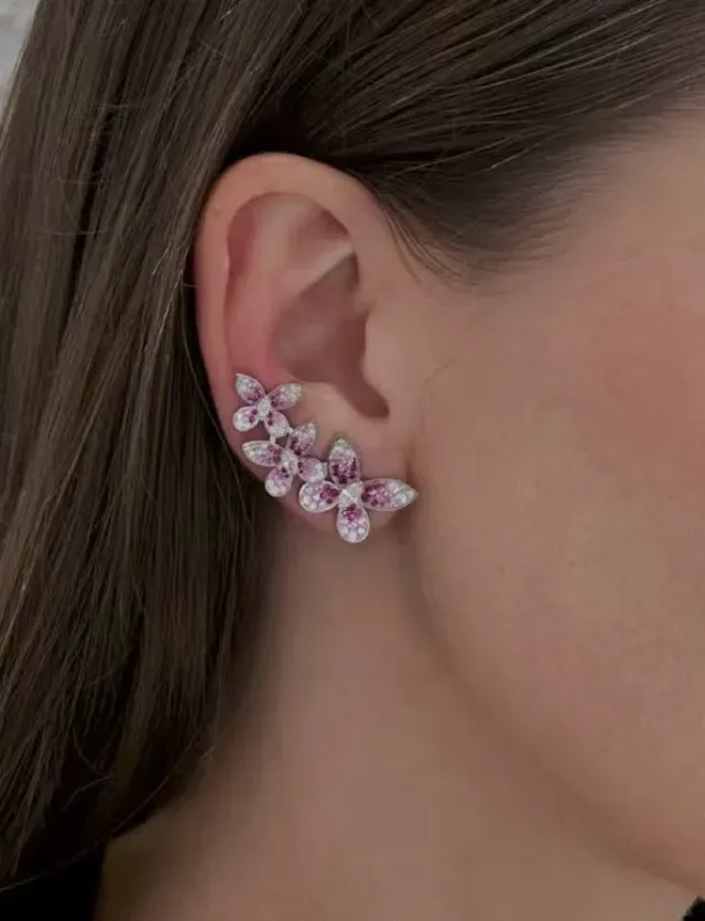 Van Cleef & Arpels Frivole গোলাপি ও সাদা ফুলের ক্লাস্টার ইয়াররিং 3