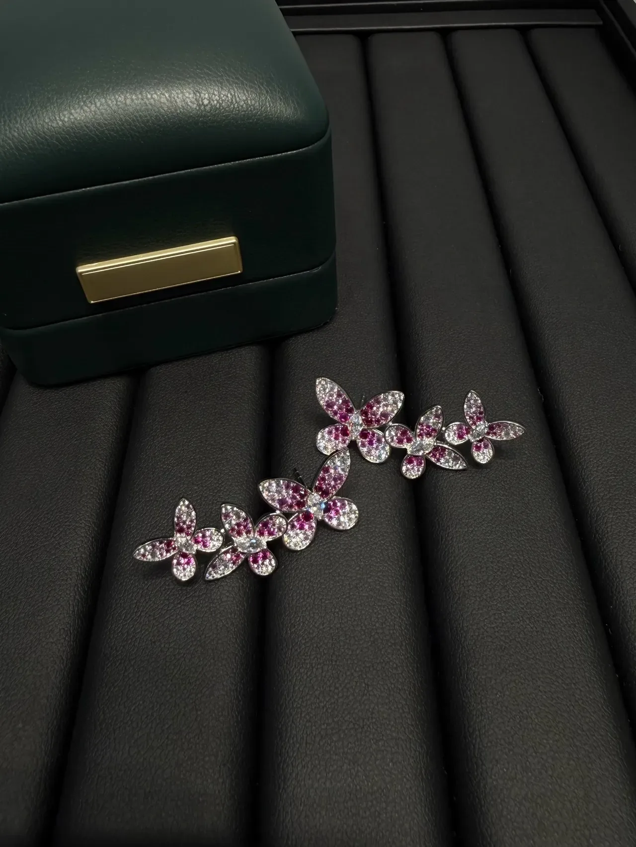 Van Cleef & Arpels Frivole গোলাপি ও সাদা ফুলের ক্লাস্টার ইয়াররিং 4