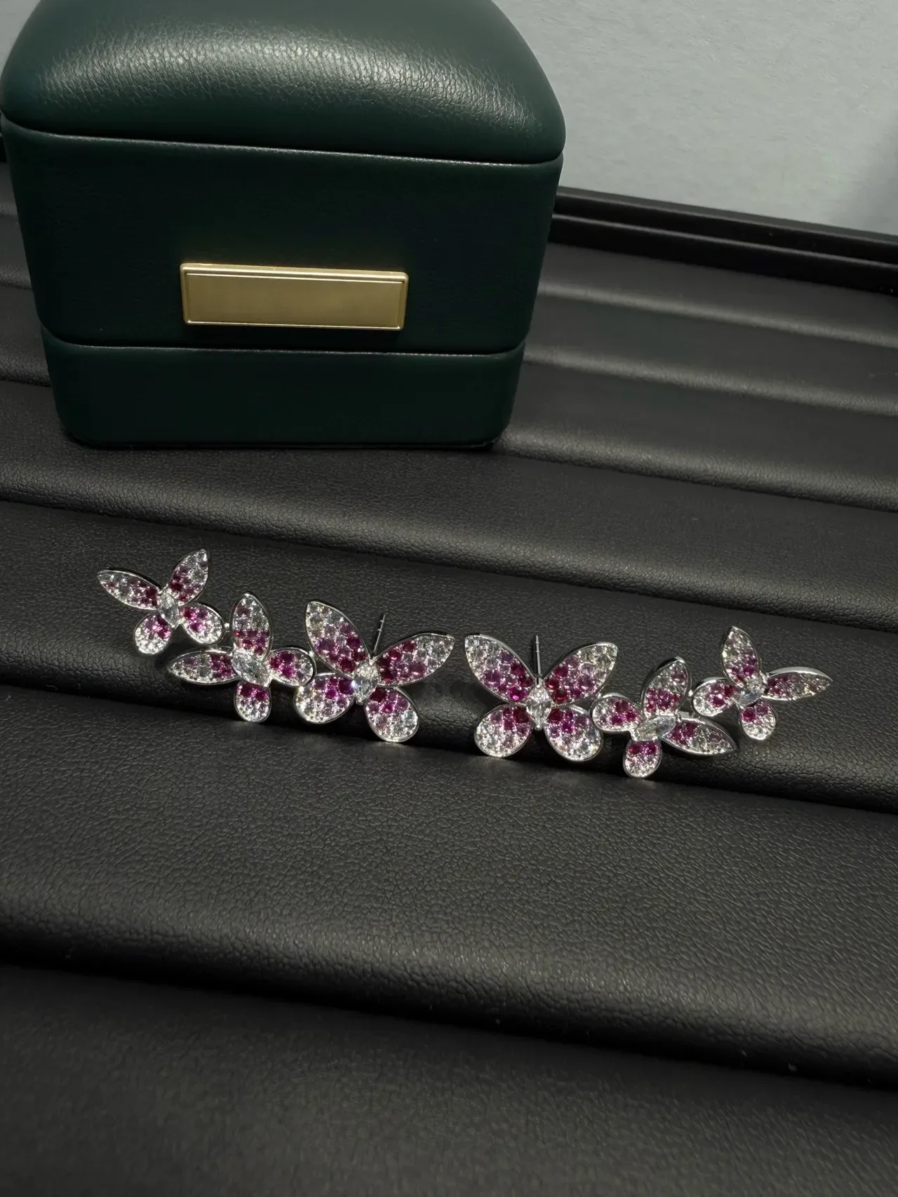 Van Cleef & Arpels Frivole গোলাপি ও সাদা ফুলের ক্লাস্টার ইয়াররিং 5