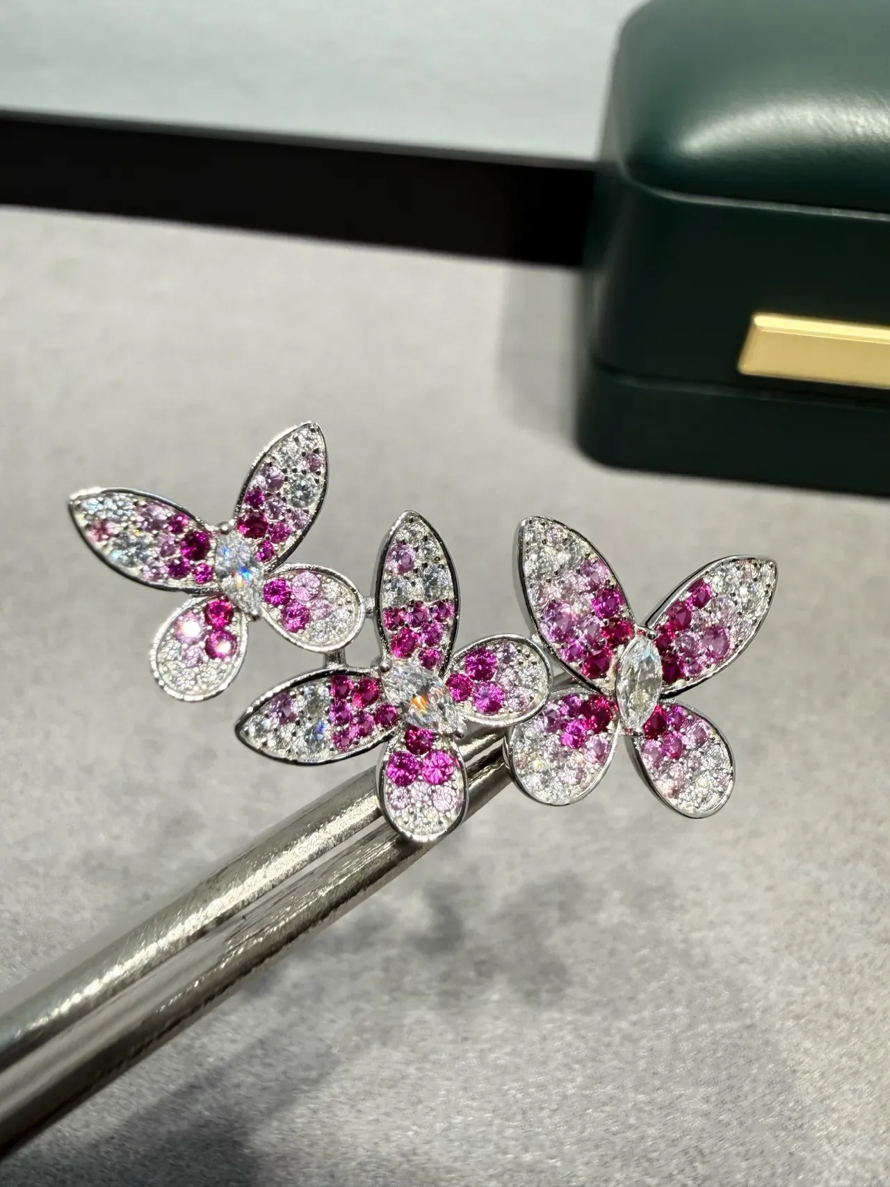 Van Cleef & Arpels Frivole গোলাপি ও সাদা ফুলের ক্লাস্টার ইয়াররিং 6
