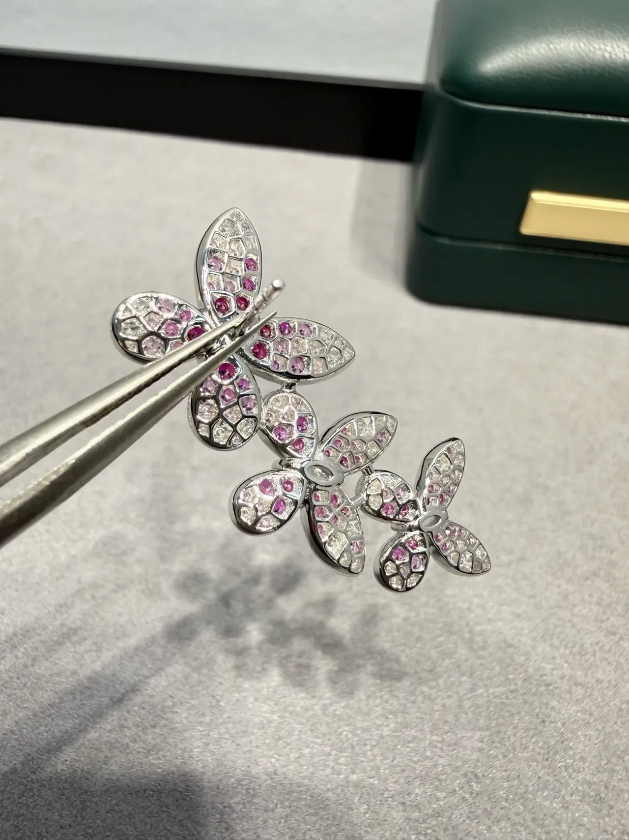 Van Cleef & Arpels Frivole গোলাপি ও সাদা ফুলের ক্লাস্টার ইয়াররিং 7