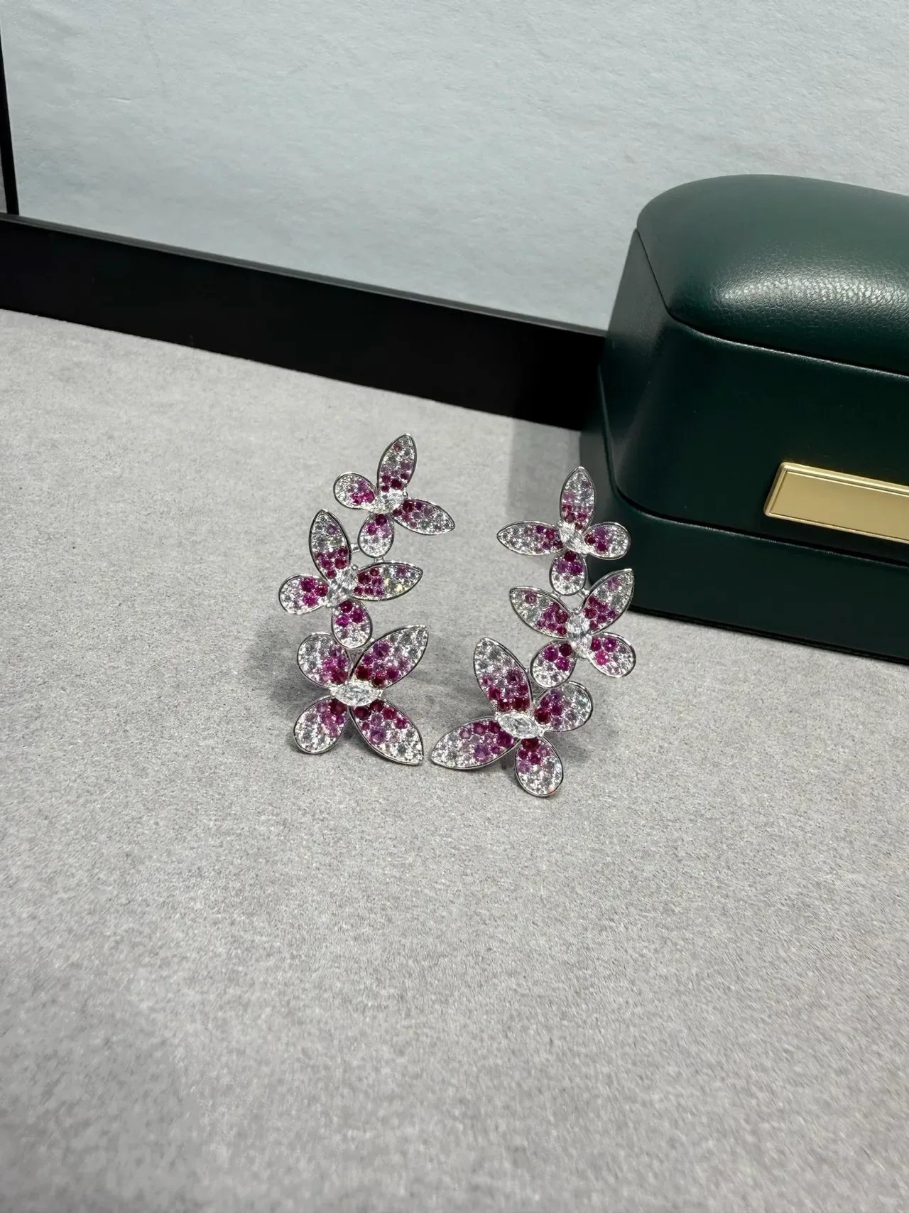 Van Cleef & Arpels Frivole গোলাপি ও সাদা ফুলের ক্লাস্টার ইয়াররিং 8