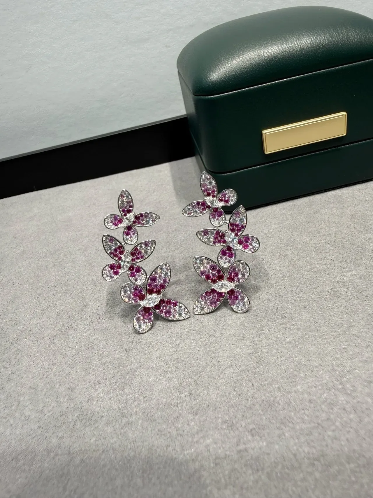 Van Cleef & Arpels Frivole গোলাপি ও সাদা ফুলের ক্লাস্টার ইয়াররিং 9