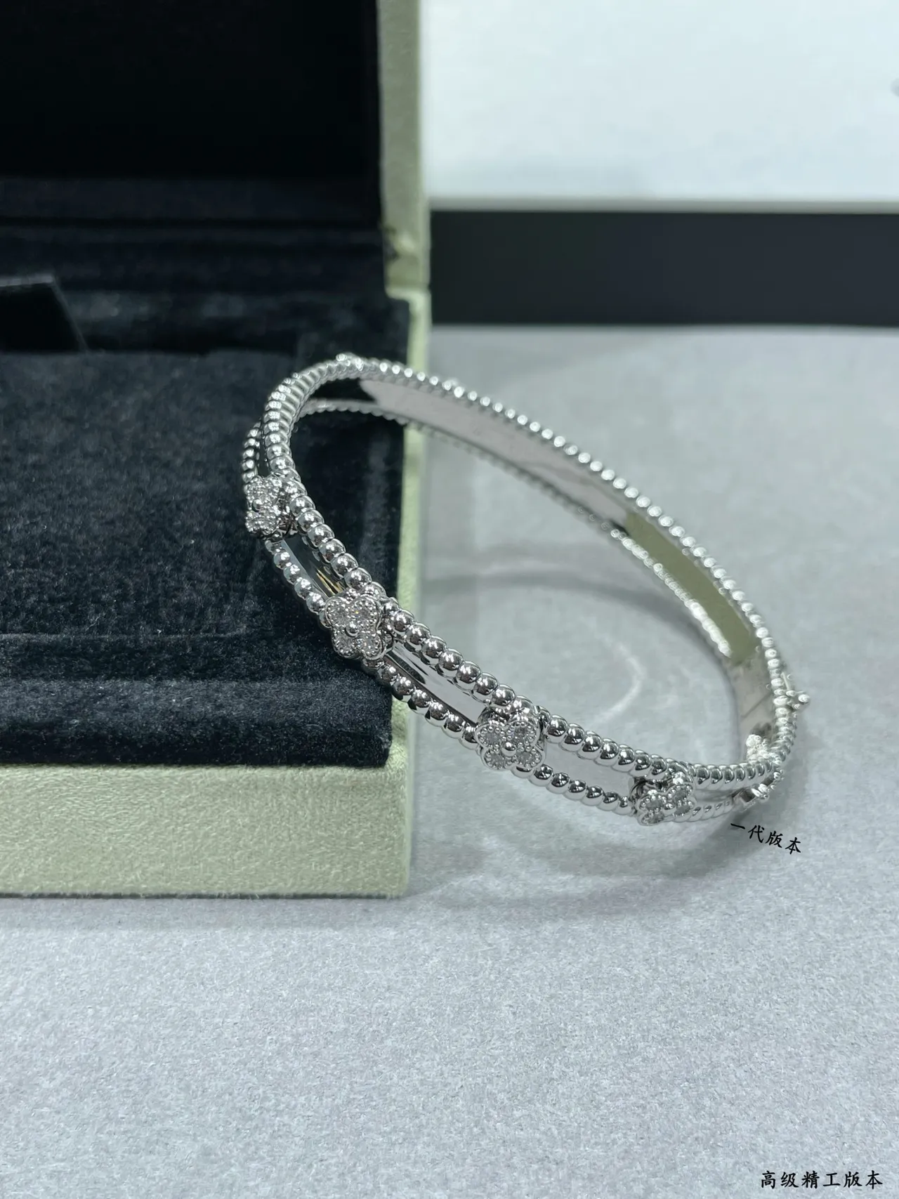 Van Cleef & Arpels Bracelete de ouro branco com textura Perlée, motivos florais de diamantes 6