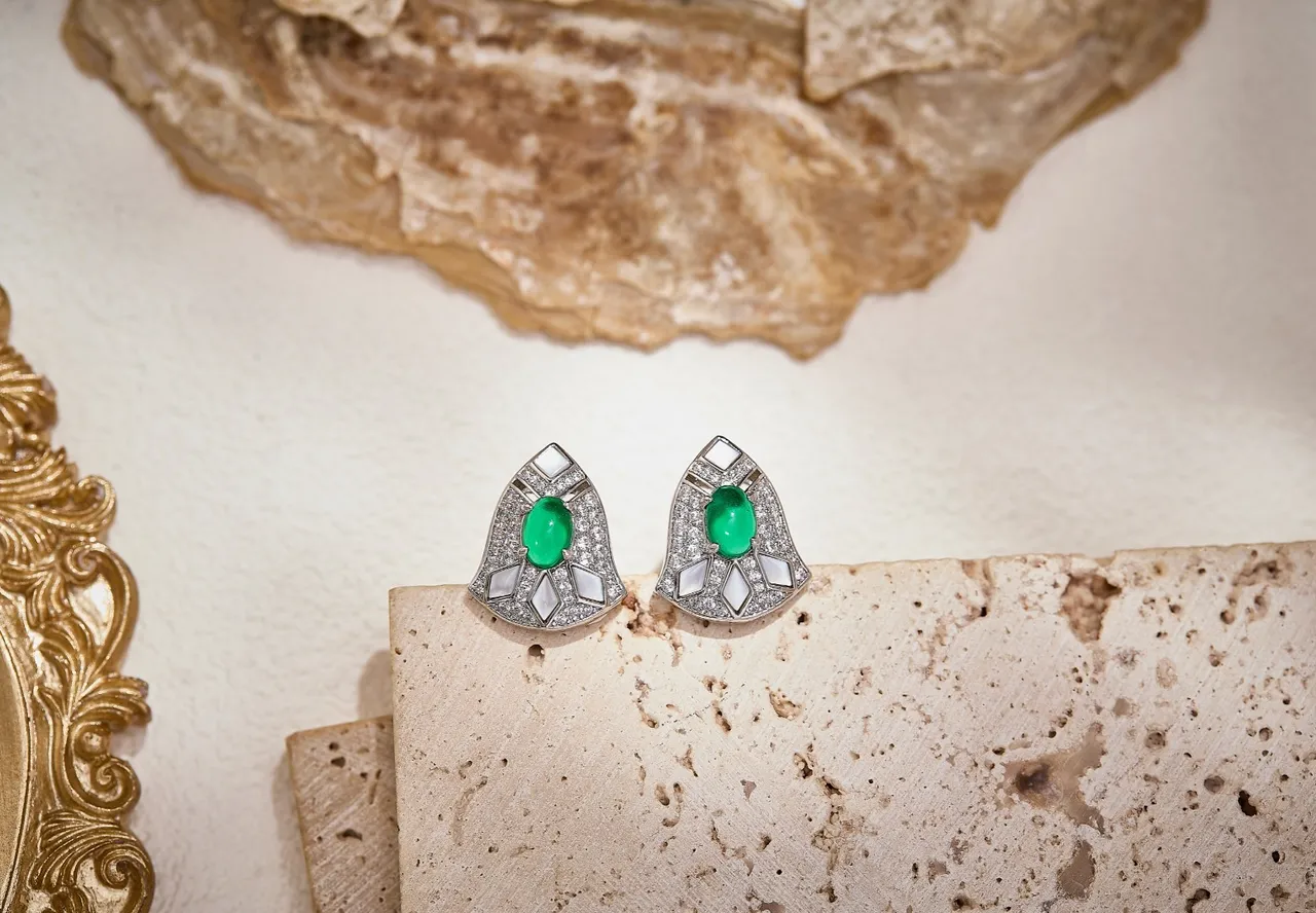 Van Cleef & Arpels 绿色白色不对称叶形宝石中心耳环 5