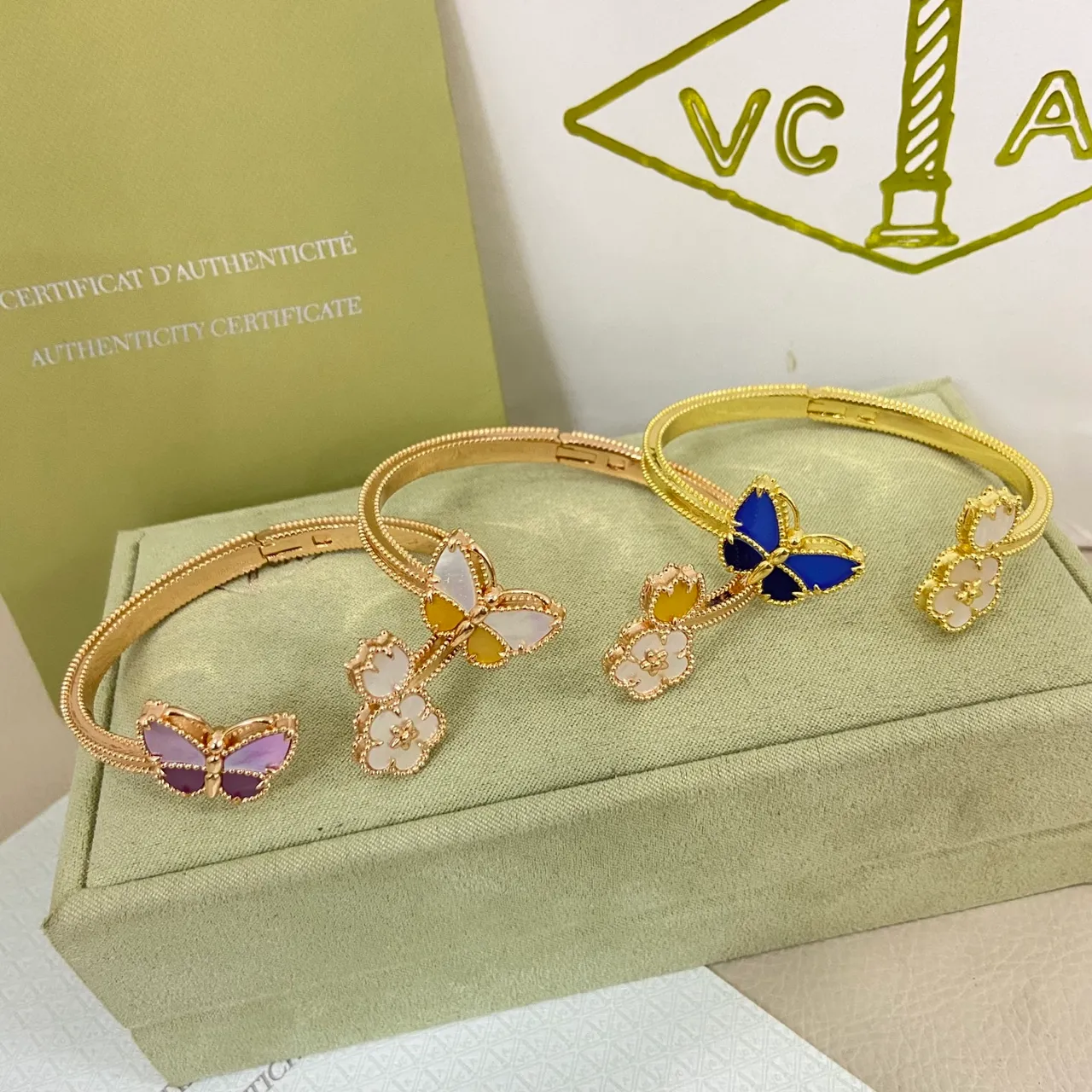 Van Cleef & Arpels Papillon e Alhambra Pulseiras com Motivo de Borboleta e Flor em Ouro 2