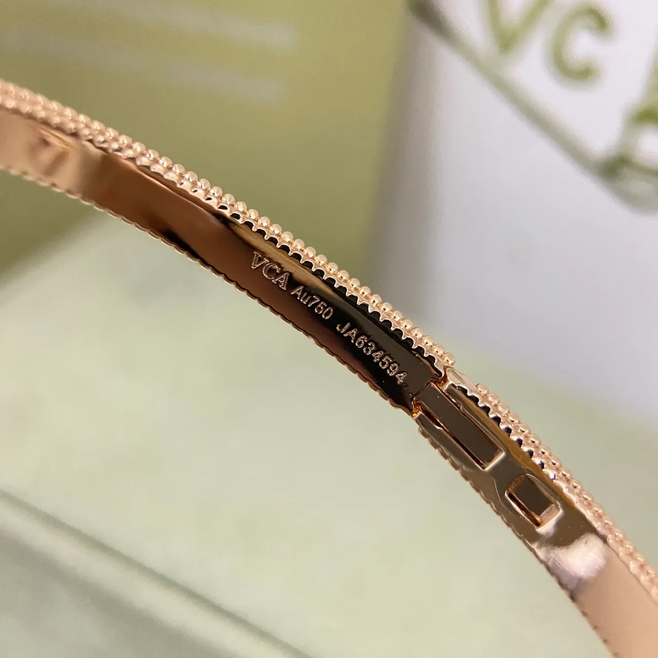 Van Cleef & Arpels Papillon e Alhambra Pulseiras com Motivo de Borboleta e Flor em Ouro 3
