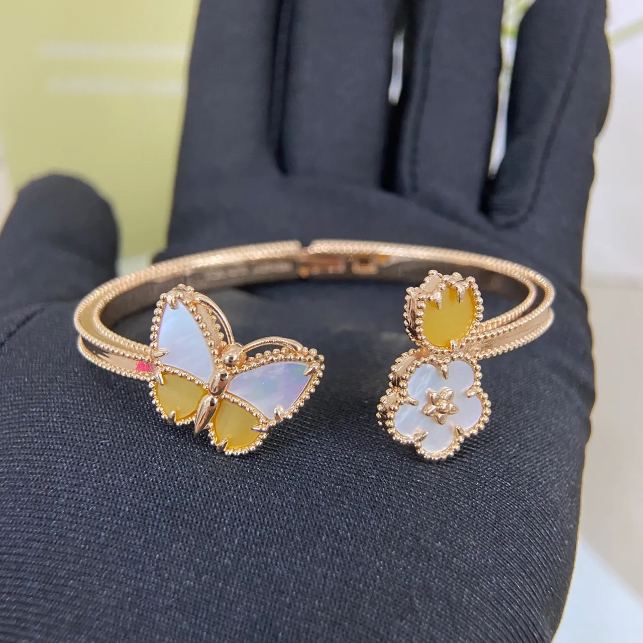 Van Cleef & Arpels Papillon e Alhambra Pulseiras com Motivo de Borboleta e Flor em Ouro 4