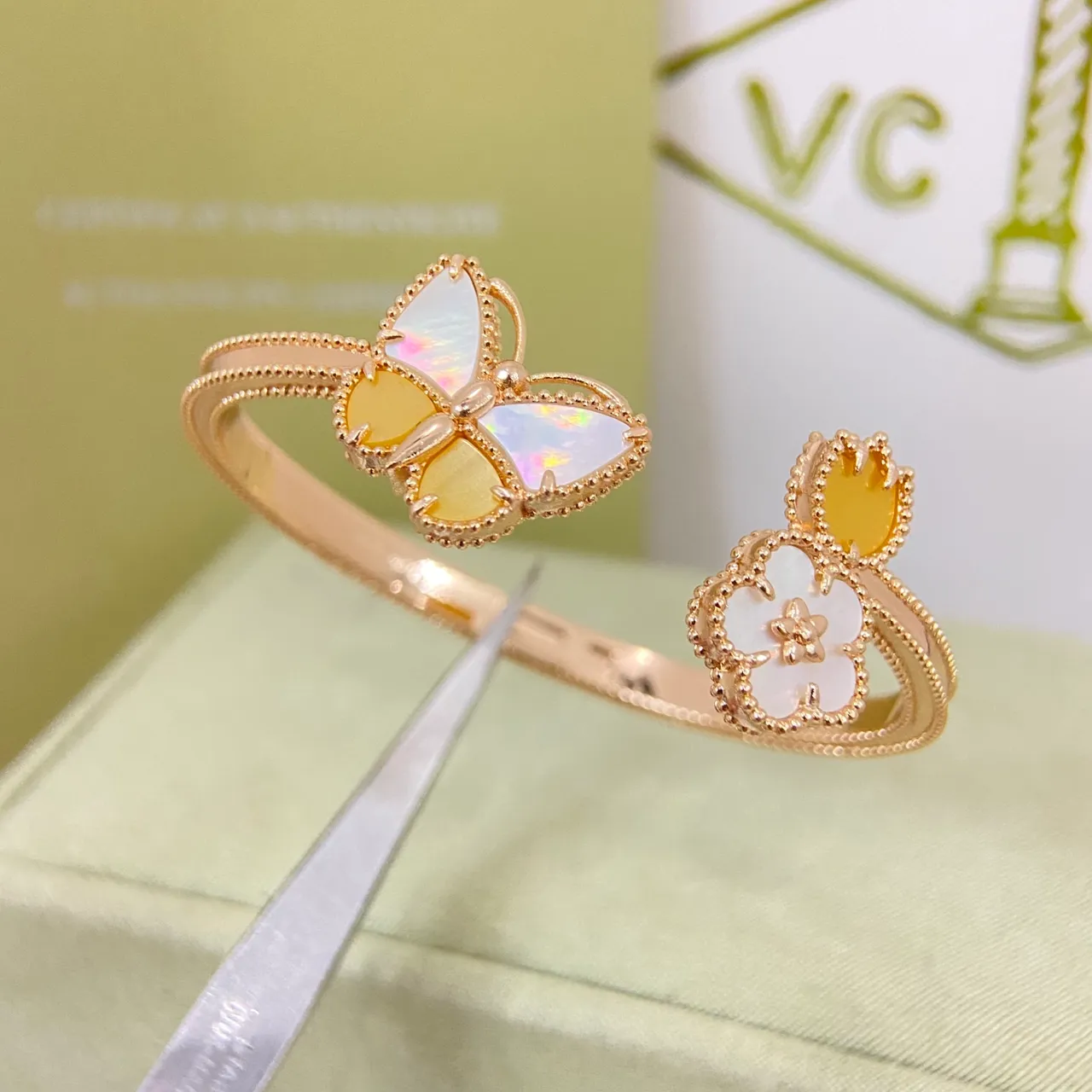 Van Cleef & Arpels Papillon e Alhambra Pulseiras com Motivo de Borboleta e Flor em Ouro 5