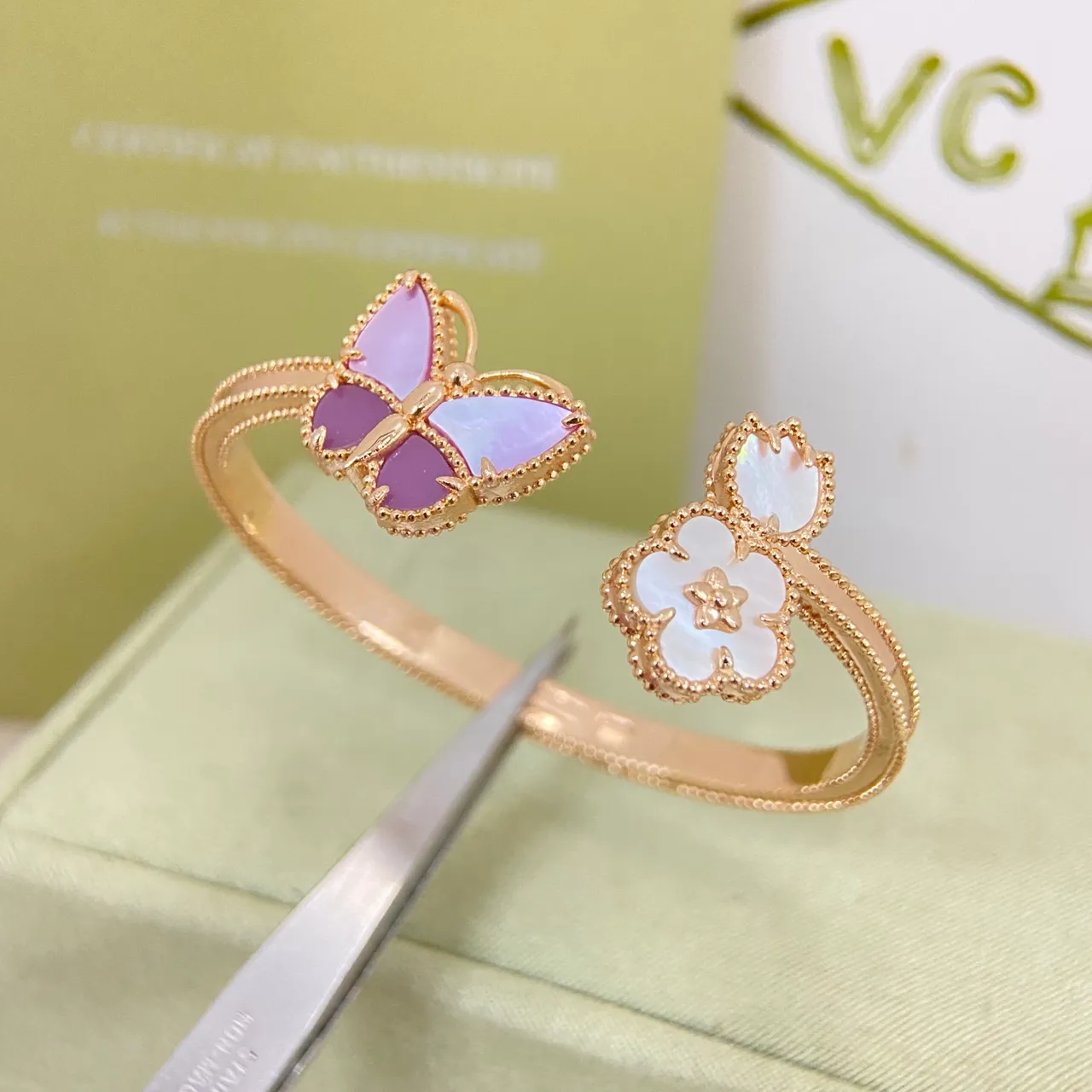 Van Cleef & Arpels Papillon e Alhambra Pulseiras com Motivo de Borboleta e Flor em Ouro 6