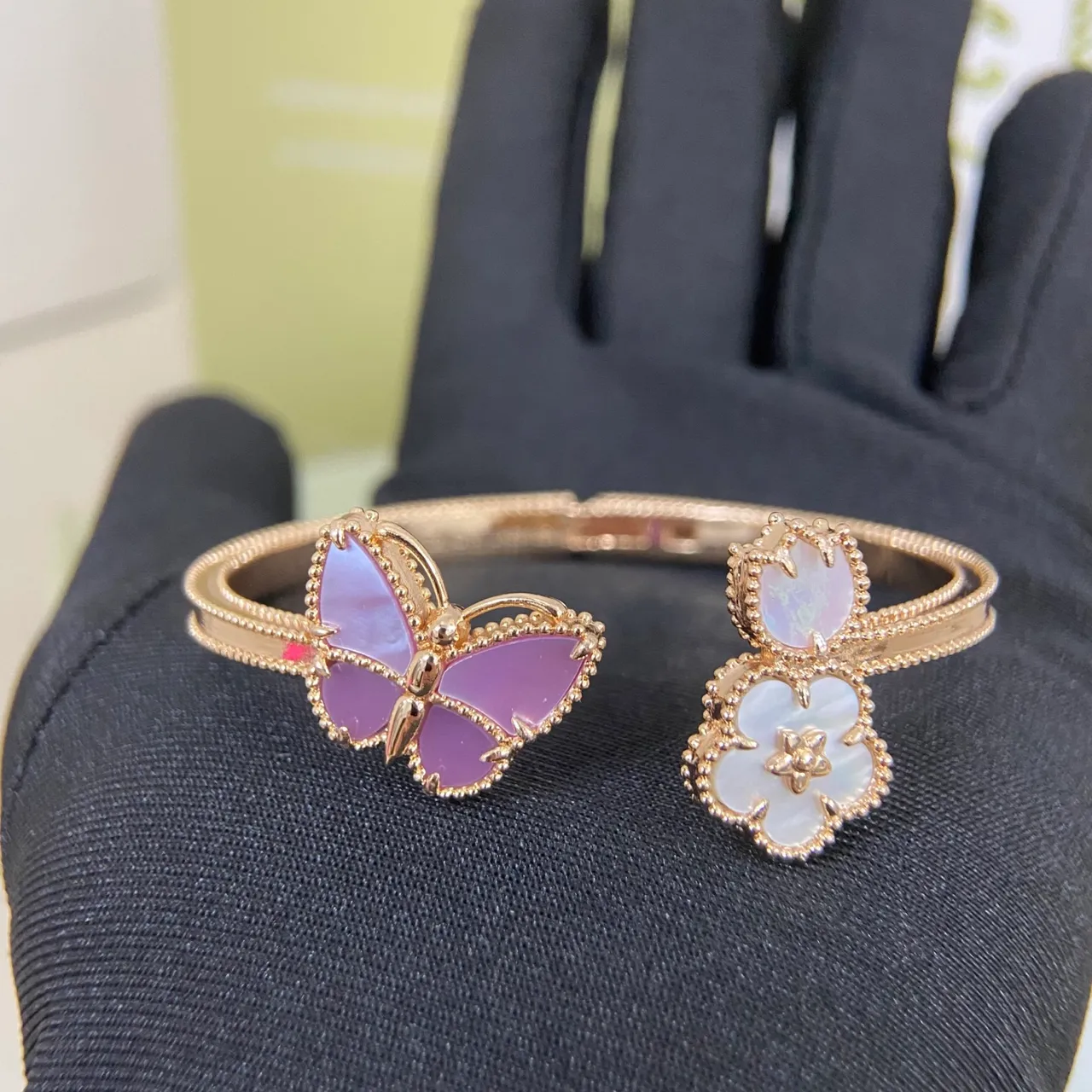 Van Cleef & Arpels Papillon e Alhambra Pulseiras com Motivo de Borboleta e Flor em Ouro 7