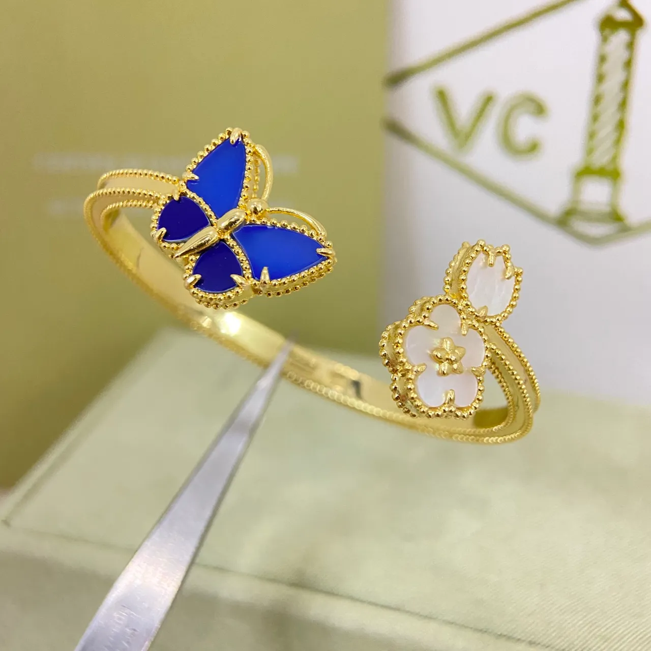Van Cleef & Arpels Papillon e Alhambra Pulseiras com Motivo de Borboleta e Flor em Ouro 9