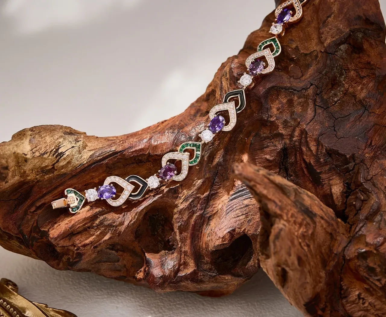 Van Cleef & Arpels বেগুনি সবুজ আন্তঃসংযুক্ত হার্ট-শেপড লিঙ্কস প্যাভে ডায়মন্ড বর্ডার ব্রেসলেট 4