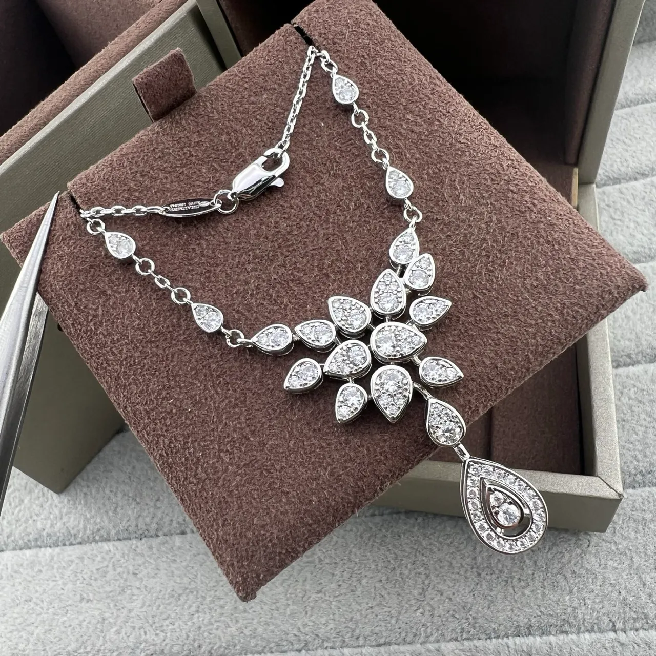 Van Cleef & Arpels 银白梨形钻石流苏花叶图案项链 3