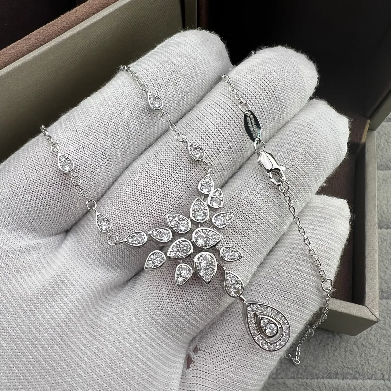 Van Cleef & Arpels 银白梨形钻石流苏花叶图案项链 4