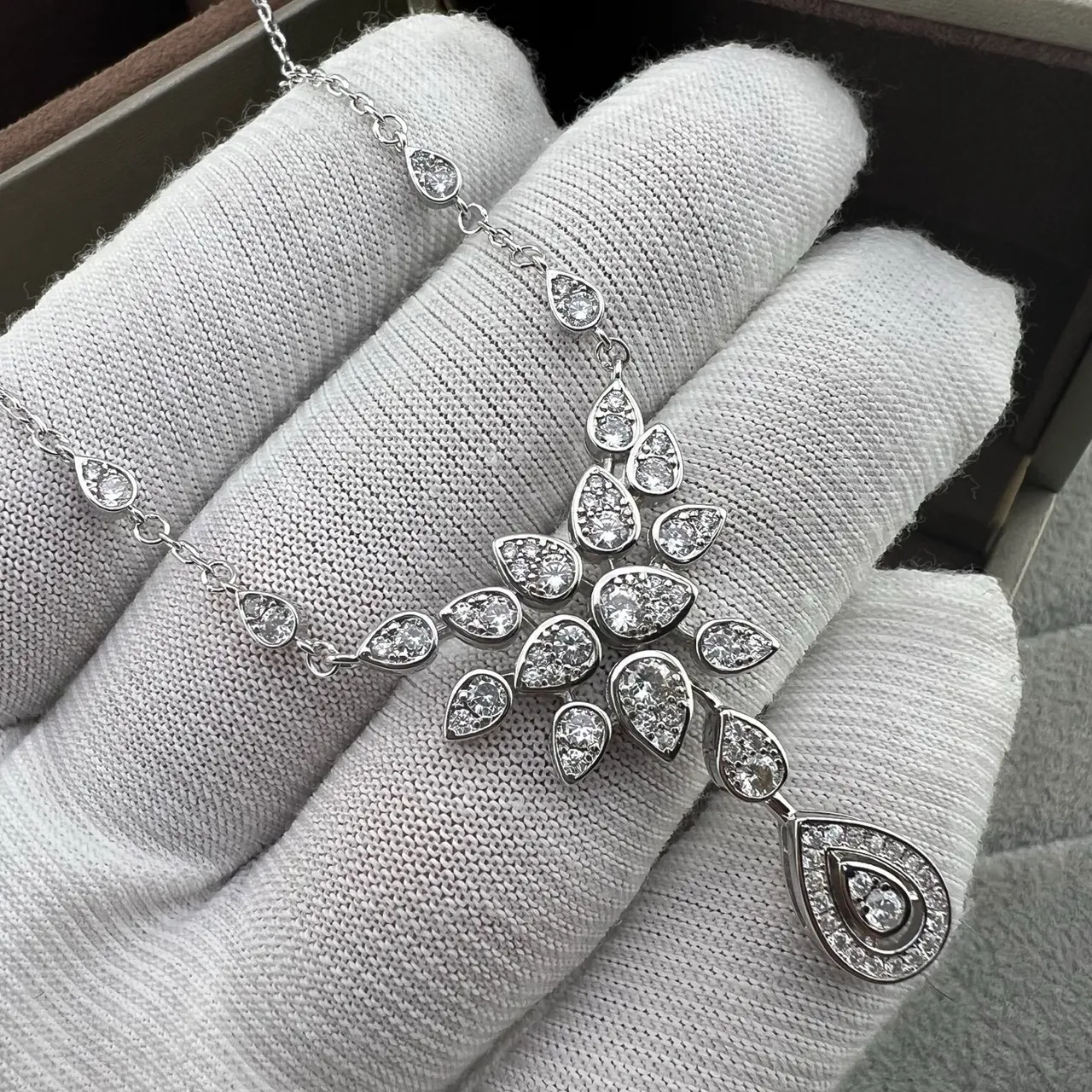Van Cleef & Arpels 银白梨形钻石流苏花叶图案项链 5