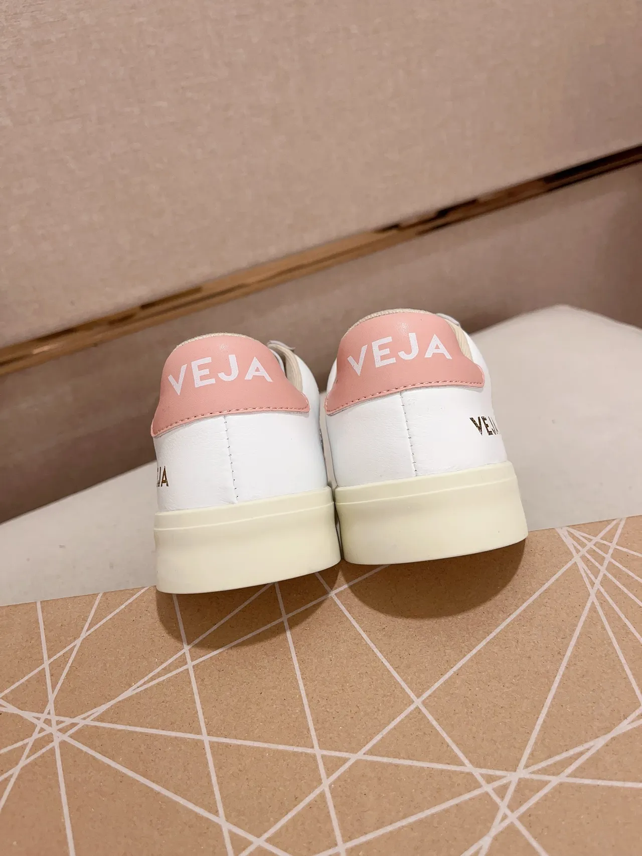 VEJA Zapatillas Lifestyle Blancas y Rosas Low-Top de Cuero 3