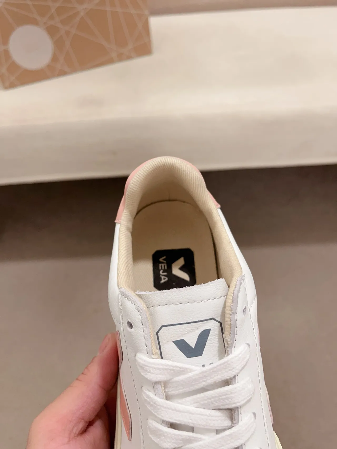 VEJA Zapatillas Lifestyle Blancas y Rosas Low-Top de Cuero 4