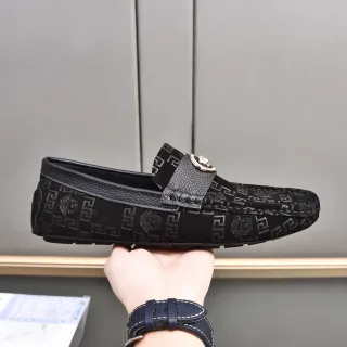 Versace 黑色金色压纹格雷卡图案美杜莎头徽章乐福鞋