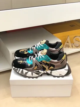 Versace Chain Reaction Baroque Print Lion Head 厚底运动鞋 2