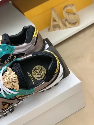 Versace Chain Reaction Baroque Print Lion Head 厚底运动鞋 3